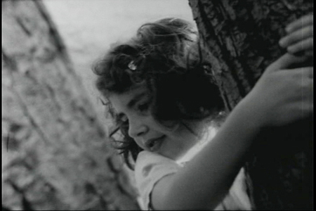 GIRL CLIMBING TREES di Jared Katsiane (USA 2006), interpretato da Danika Rumi.